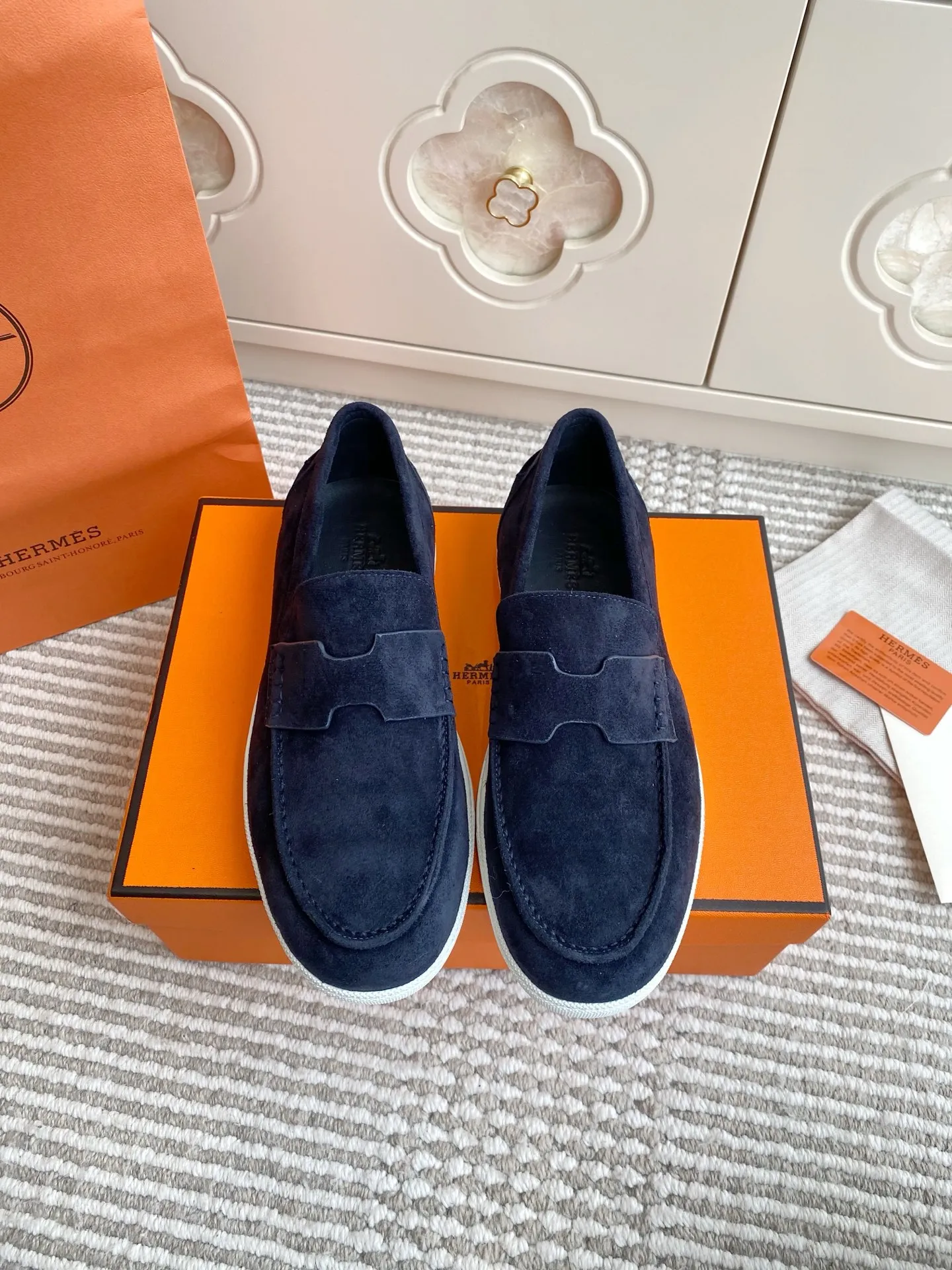 p560✨Hermes Couple Loafers｜Walking in the urban high-end, easily wearing Hermès temperament✨Who says luxury and comfort can’t have both?  This pair of H’s classic loafers really does it!  ▪️"Customized imported Yangjing fabric" is soft and delicate ▪️"Full sheepskin lining" + "soft-soled shoes" design. Your feet will be healed the moment you put them on~ It's like stepping on clouds☁️You won't feel tired after walking all day!  The iconic "H" buckle is low-key and luxurious. It is matched with a rubber outsole. It is lightweight and stylish. Whether you are commuting or shopping, you can easily achieve casual urban style🏙 Can be worn by couples. Full range of sizes, girls 35-41 | boys 39-45. Wear them together when going out. Sweet and high-end💑 Original mold opening. Details are in place. Those who understand will be attracted at a glance ️❤️ #Hermès loafers #coupleshoes #lightweight and versatile shoes